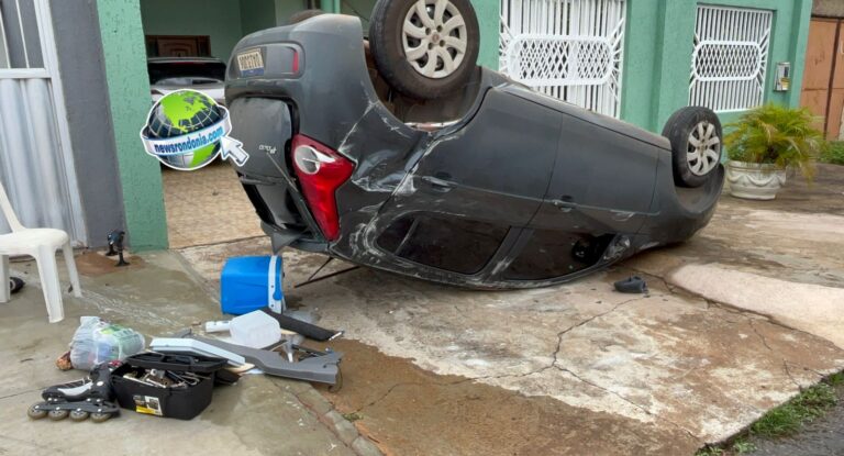 Motorista foge depois de causar acidente com capotamento na capital