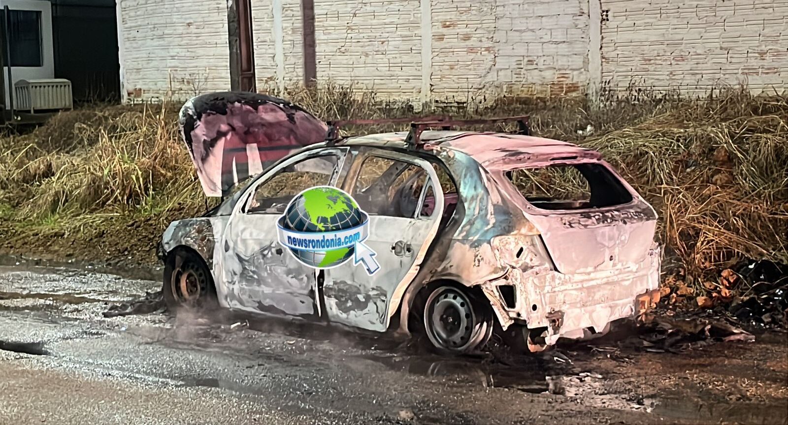 Carro é destruído por incêndio na zona leste