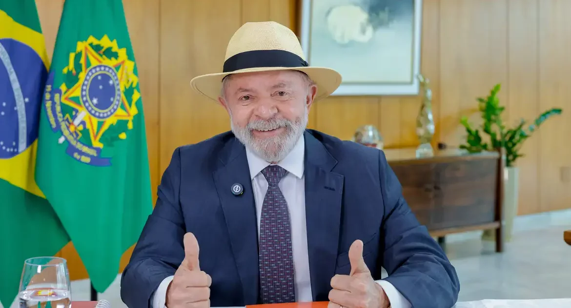 Lula faz exames de imagem da cabeça e está liberado para viagens