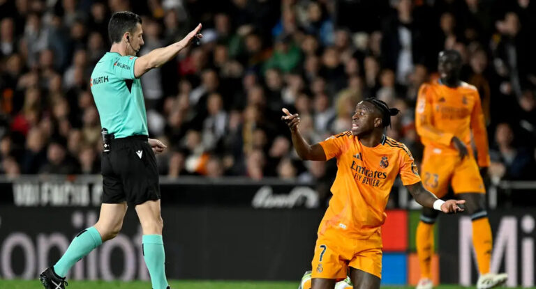 Ancelotti-espera-que-Vinicius-Júnior-escape-de-suspensão-por-expulsão
