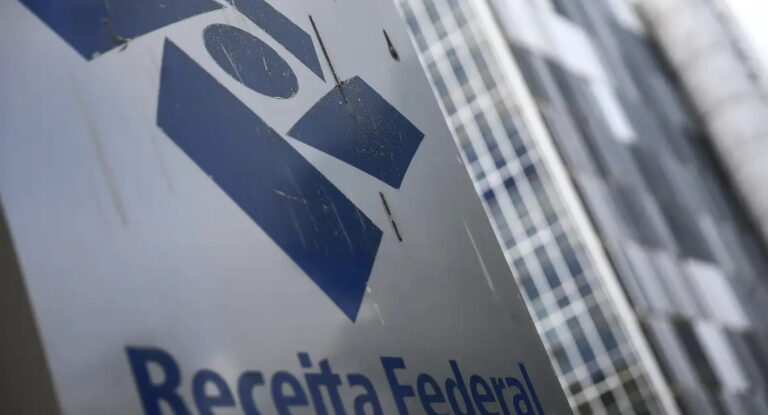 Receita alerta para golpes com taxa falsa sobre Pix