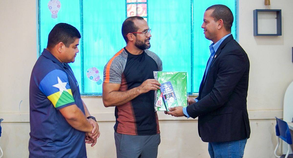 Kits escolares arrecadados na Corrida da Cidadania são entregues a escolas públicas de Porto Velho - News Rondônia