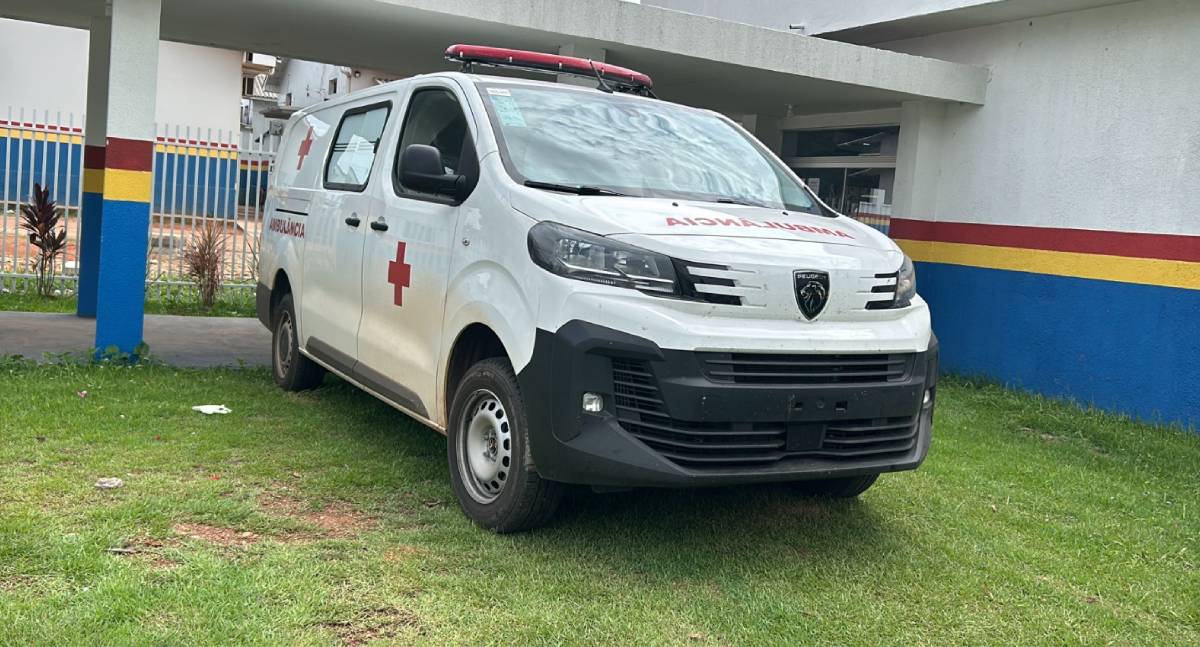 Deputada Cláudia de Jesus entrega ambulância e medicamentos ao município de Guajará Mirim - News Rondônia