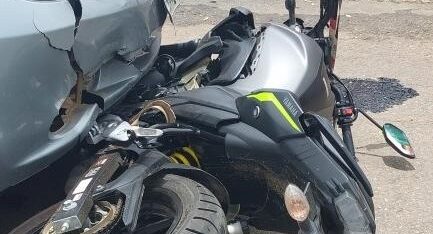 Colisão frontal entre carro e motocicleta deixa motociclista ferido
