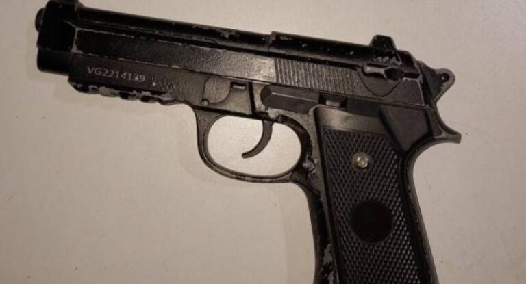 Adolescente com sinais de embriaguez usa pistola falsa para intimidar ladrão que havia furtado seu celular, em Vilhena