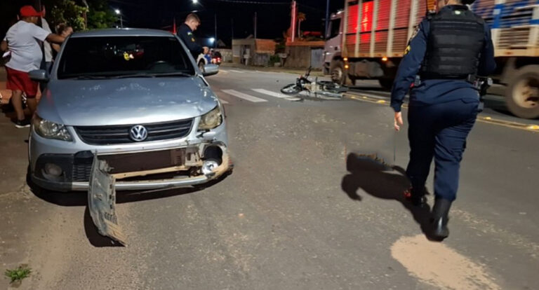 Acidente de trânsito entre carro e moto deixa condutor ferido
