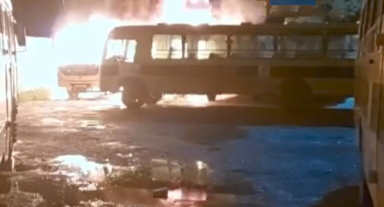 Membros de facção ateiam fogo em 10 ônibus escolares no distrito de União Bandeirantes