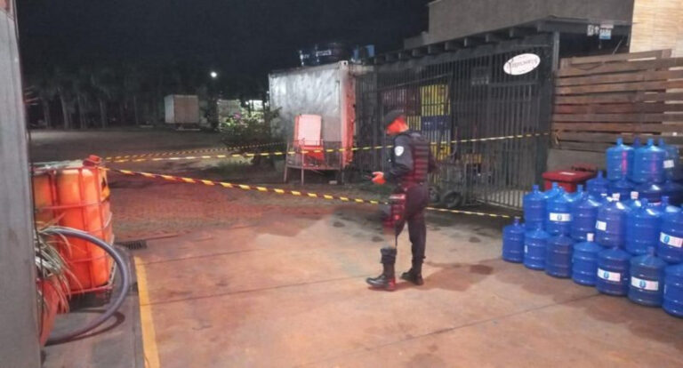 Homem é atingido por dois tiros em posto de combustível no Centro de Rolim de Moura