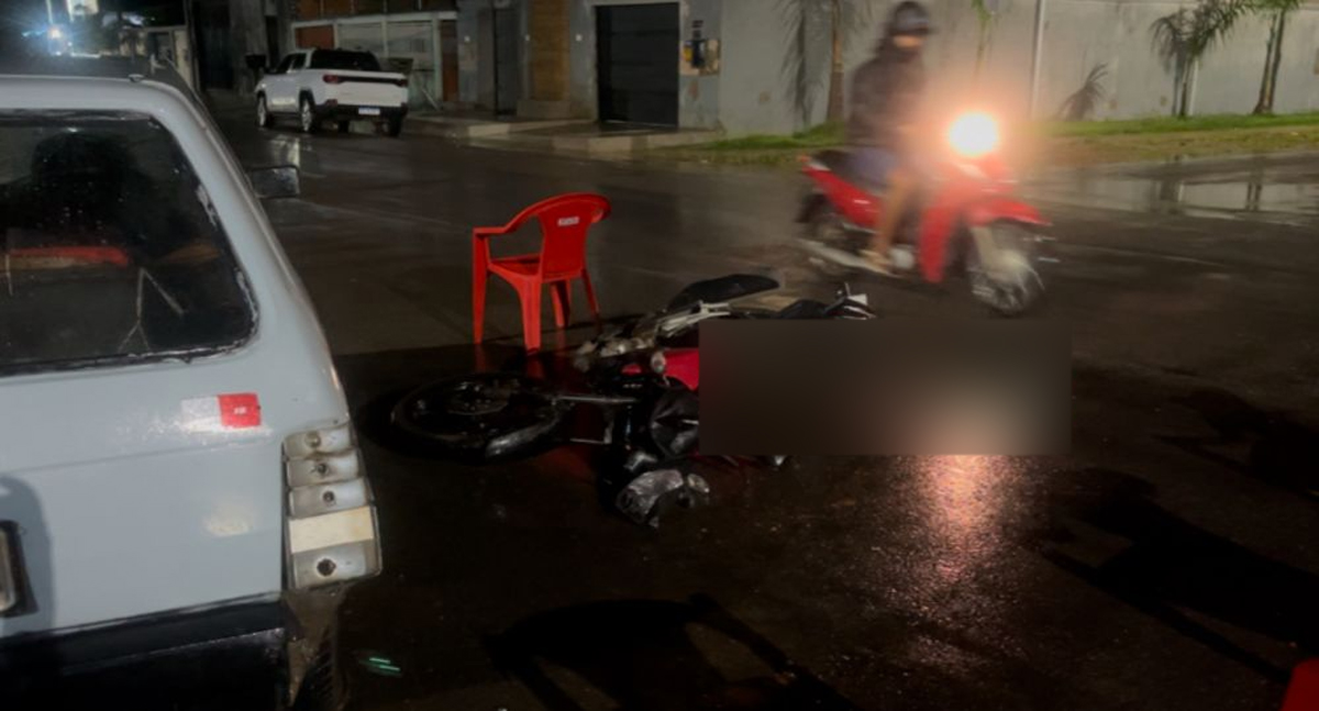 Acidente envolve motocicleta e automóvel deixa piloto gravemente ferido