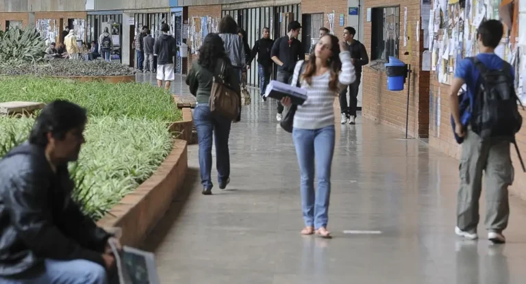 Estudantes de licenciatura podem se cadastrar para concorrer a bolsas