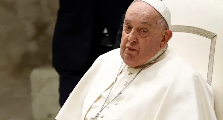 Papa Francisco tem pneumonia nos dois pulmões, diz Vaticano