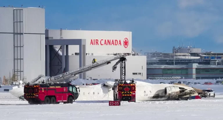 Avião da Delta capota ao pousar em Toronto e deixa 18 feridos