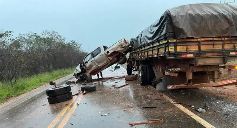 Caminhonete fica presa sobre caminhão em grave acidente na BR-364