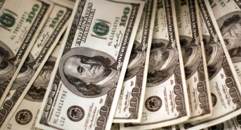 Dólar interrompe sequência de quedas, mas continua abaixo de R$ 5,80