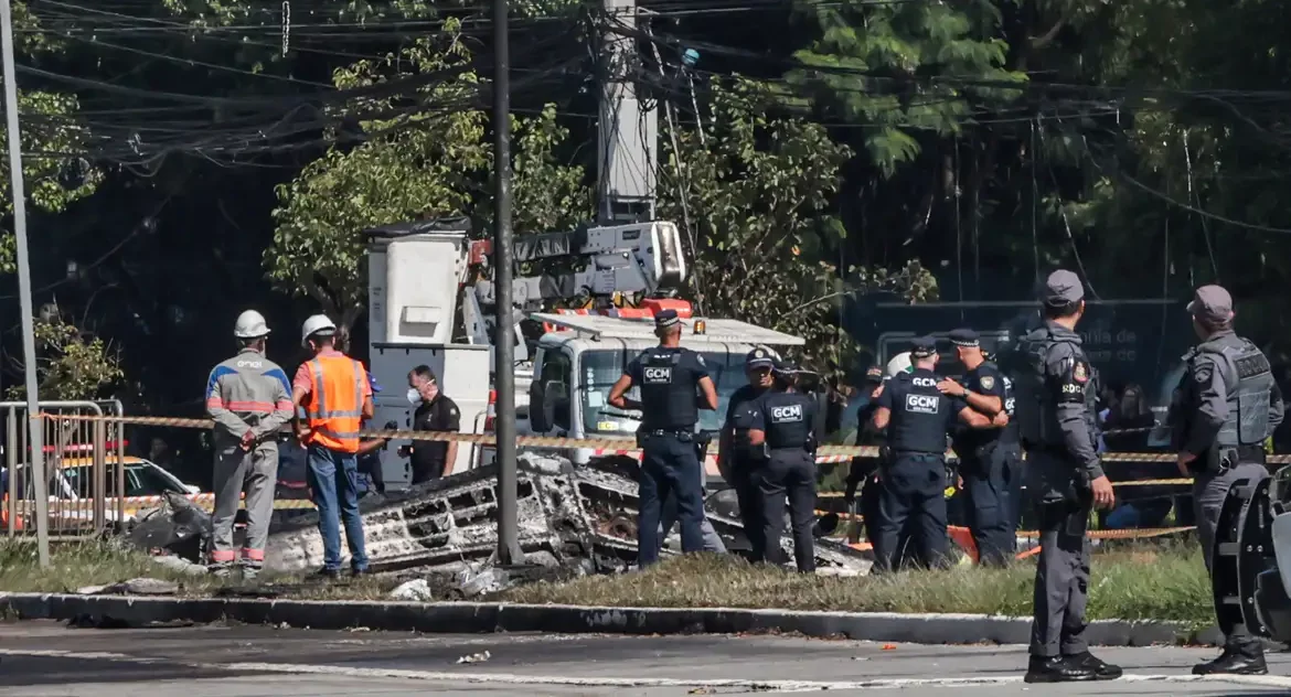 Duas pessoas morrem em queda de avião em São Paulo
