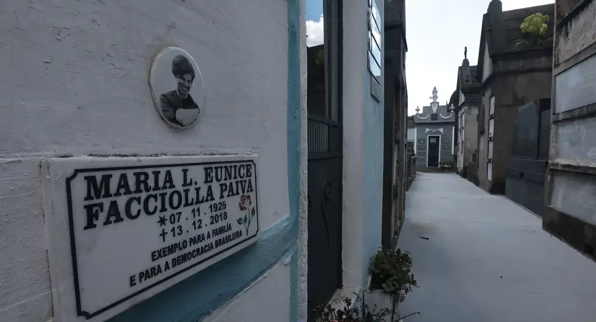 Túmulo de Eunice Paiva vira ponto turístico após Ainda Estou Aqui