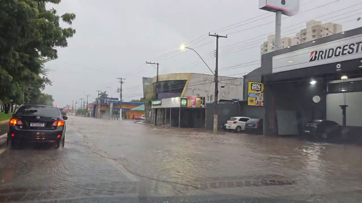 Fortes chuvas causam alagamentos em Porto Velho e moradores usam caiaque para se locomover - News Rondônia