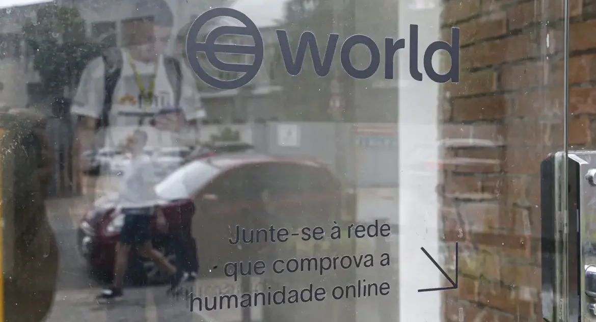 World suspende coleta de íris de brasileiros
