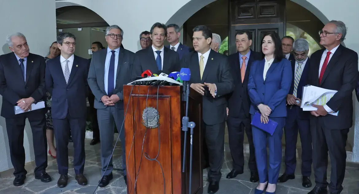 Ao lado de ministros, Alcolumbre promete colaboração com o governo