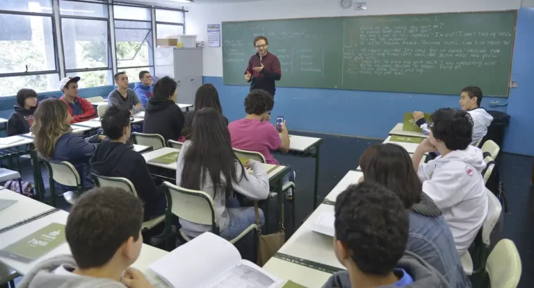 Câmara aprova proposta que proíbe escolas de recusar matrículas