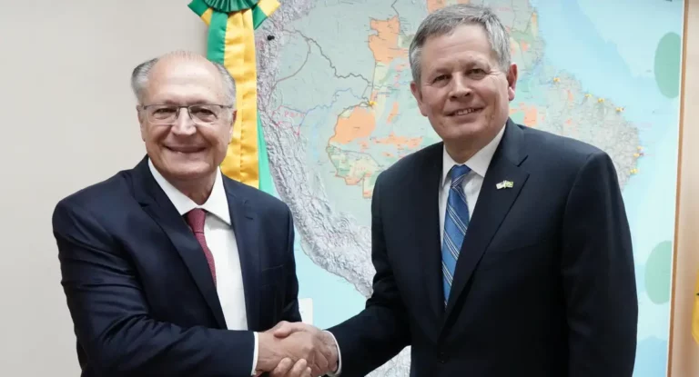 Alckmin recebe senador americano aliado de Trump