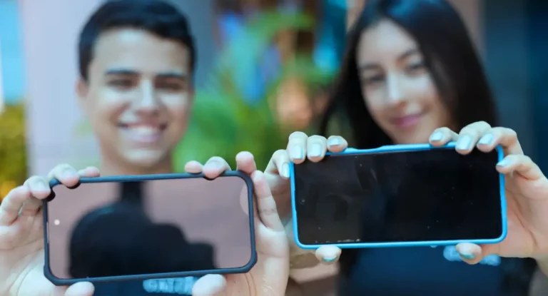 Proibição de celular na escola é bem-vinda, mas não é suficiente