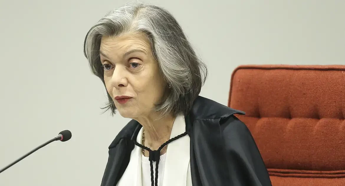 Cármen Lúcia mantém investigação contra Bolsonaro