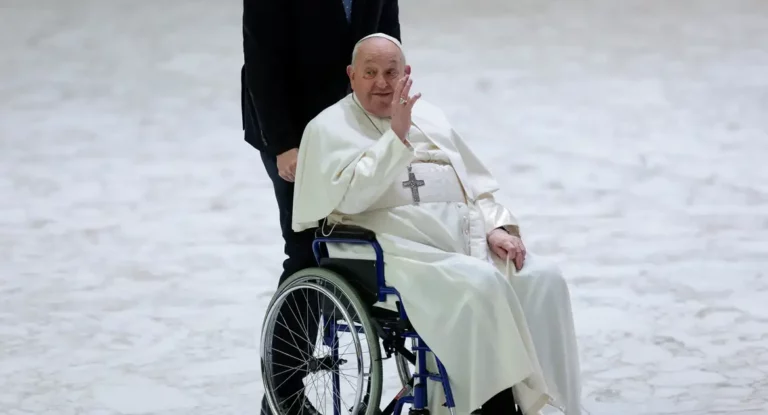 Papa apresenta "leve melhora" em exames de sangue, diz Vaticano