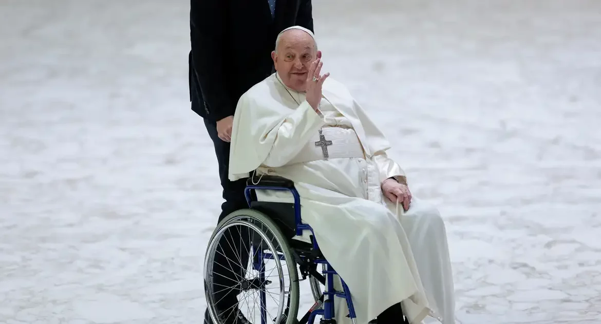 Papa apresenta "leve melhora" em exames de sangue, diz Vaticano