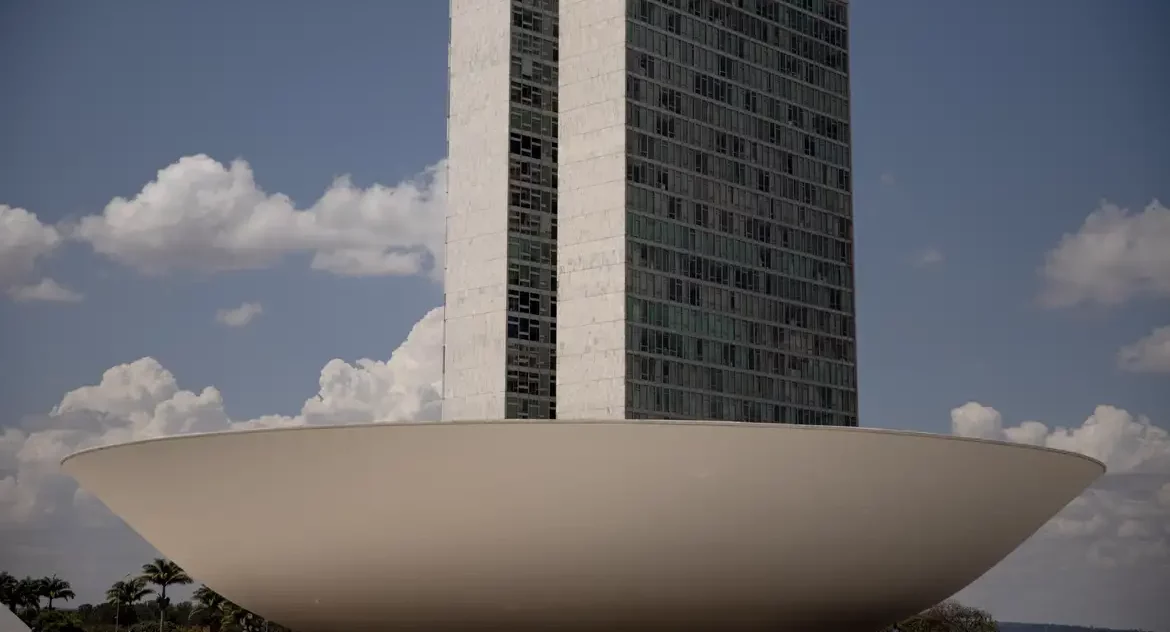 Câmara aprova pena para quem divulgar imagens de nudez geradas por IA
