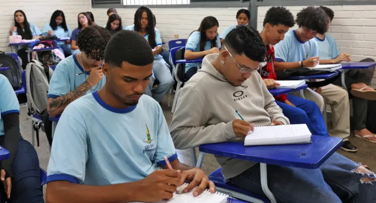 Ajudar a família e mais educação: alunos contam como usam o Pé-de-Meia