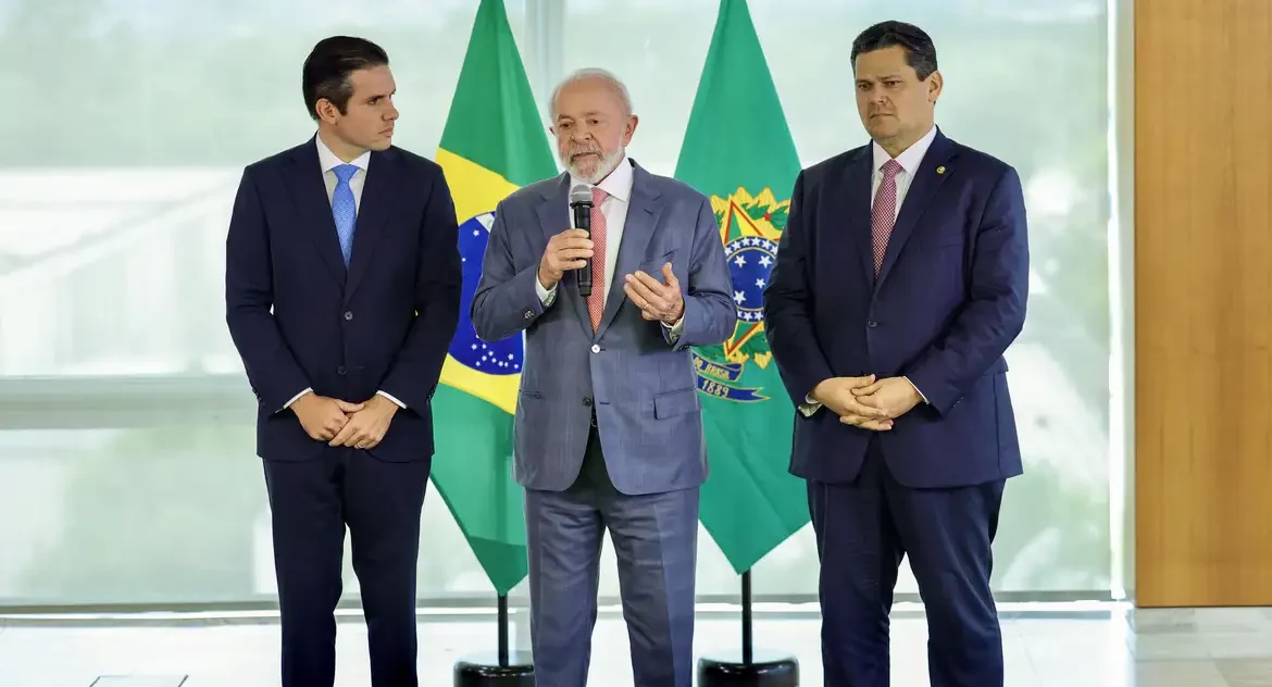 "Brasil está menos pobre e com mais renda", diz Lula ao Congresso