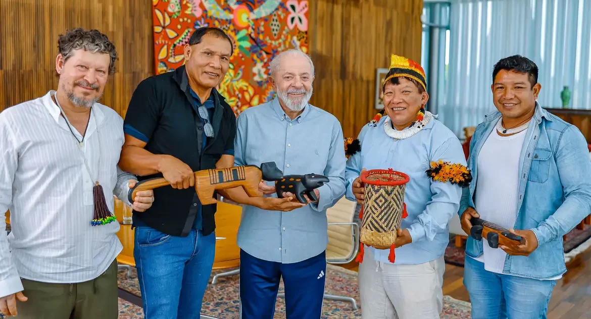Lula recebe indígenas do Xingu e promete visita ao território