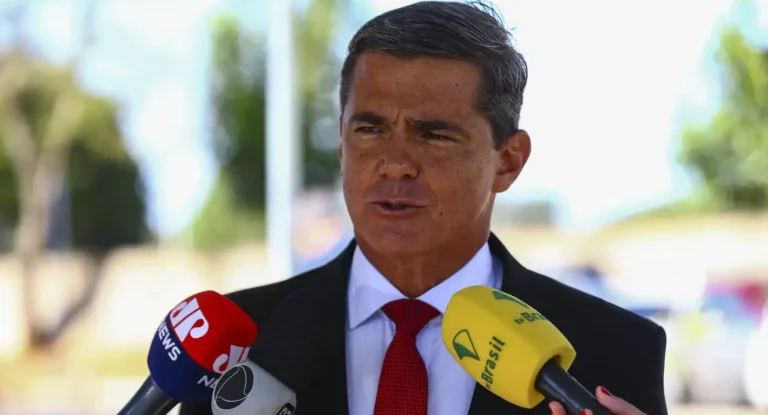 General estava com raiva e pressionava Bolsonaro por golpe, diz Cid
