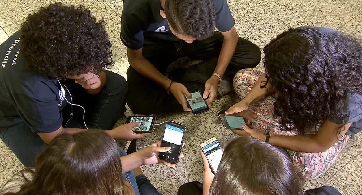 Volta às aulas sem celular: saiba como vai funcionar a nova lei
