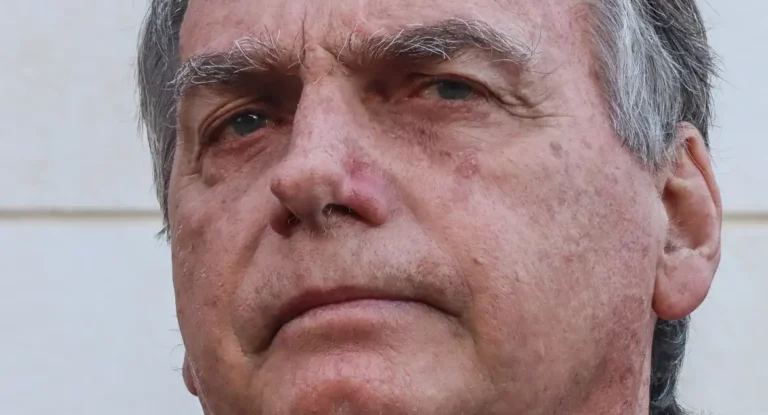 Bolsonaro aciona STF para impedir Dino e Zanin em ação sobre golpe