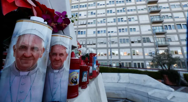 Papa tem noite tranquila no hospital e argentinos rezam por ele