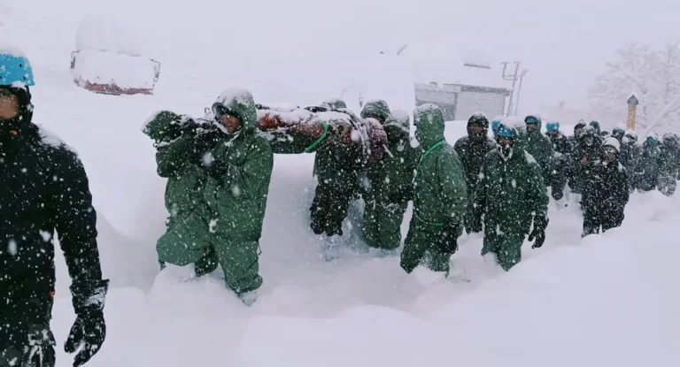 Pelo menos 41 pessoas ficam presas após avalanche no Himalaia indiano