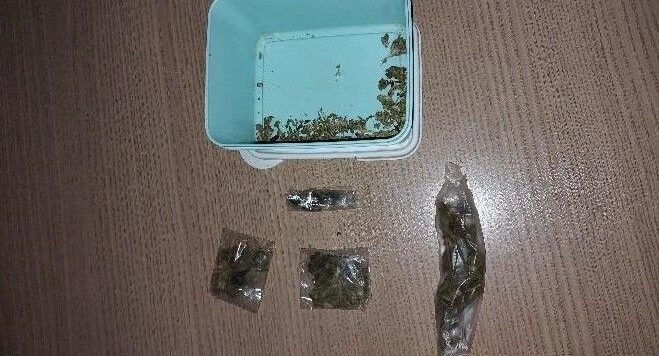 Polícia Militar prende suspeito com drogas, em Jaru