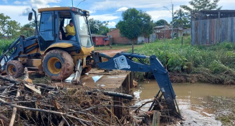 Serviço para aprimorar a trafegabilidade é realizado na Rua Londres - News Rondônia
