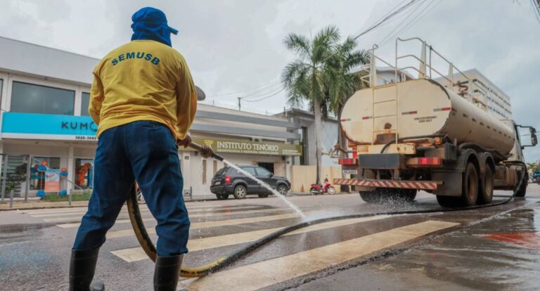 A Prefeitura intensifica a limpeza das avenidas após a passagem de blocos e trios elétricos - News Rondônia
