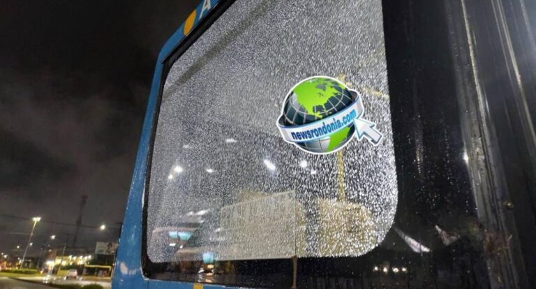 Criminoso joga pedras em ônibus depois de ser expulso por perturbar passageiros