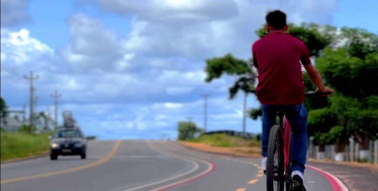Governo de RO implementa ciclofaixa na Rodovia-135, promovendo mais segurança e melhorando a mobilidade em Ji-Paraná