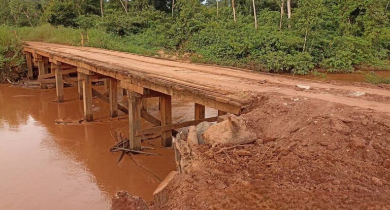 O governo de RO executa manutenção emergencial na ponte de madeira localizada na RO-490, em Alto Alegre dos Parecis