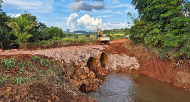 O governo de RO instala tubos de aço e autoriza o tráfego na RO-383, em Alta Floresta d’Oeste