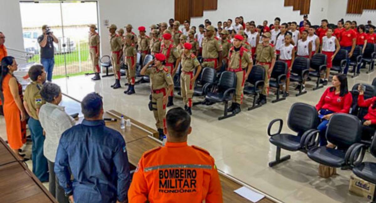 O programa Criança Protegida, juntamente com as iniciativas de polícia mirim e bombeiro mirim, unirão forças para promover valores cívicos entre crianças e adolescentes do estado - News Rondônia O programa Criança Protegida, juntamente com as iniciativas de polícia mirim e bombeiro mirim, unirão forças para promover valores cívicos entre crianças e adolescentes do estado - News Rondônia