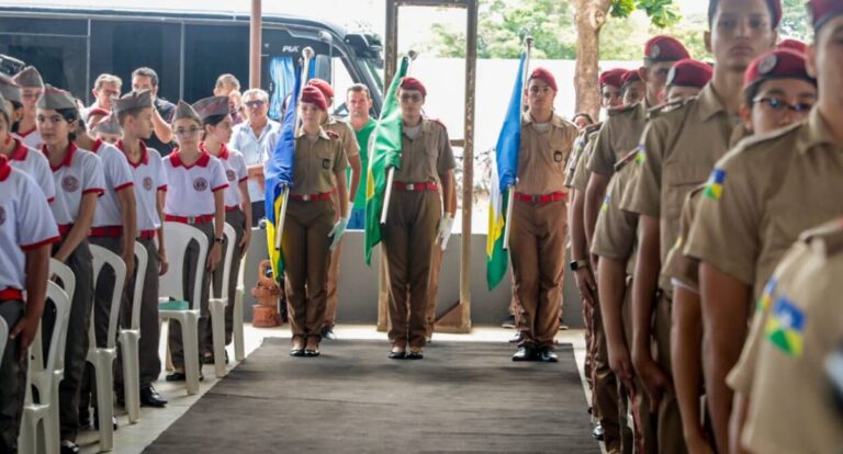 O governo de Rondônia abre o ano letivo com cerimônia em Vilhena e entrega simbólica de materiais escolares