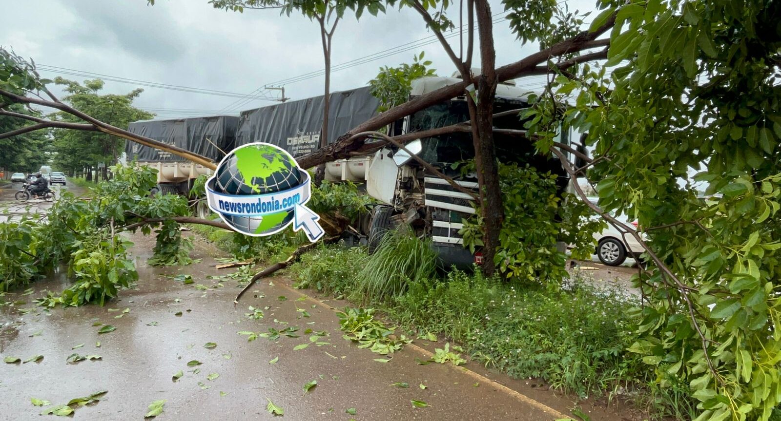 Carreta bate em Fiorino e deixa motorista com traumatismo craniano