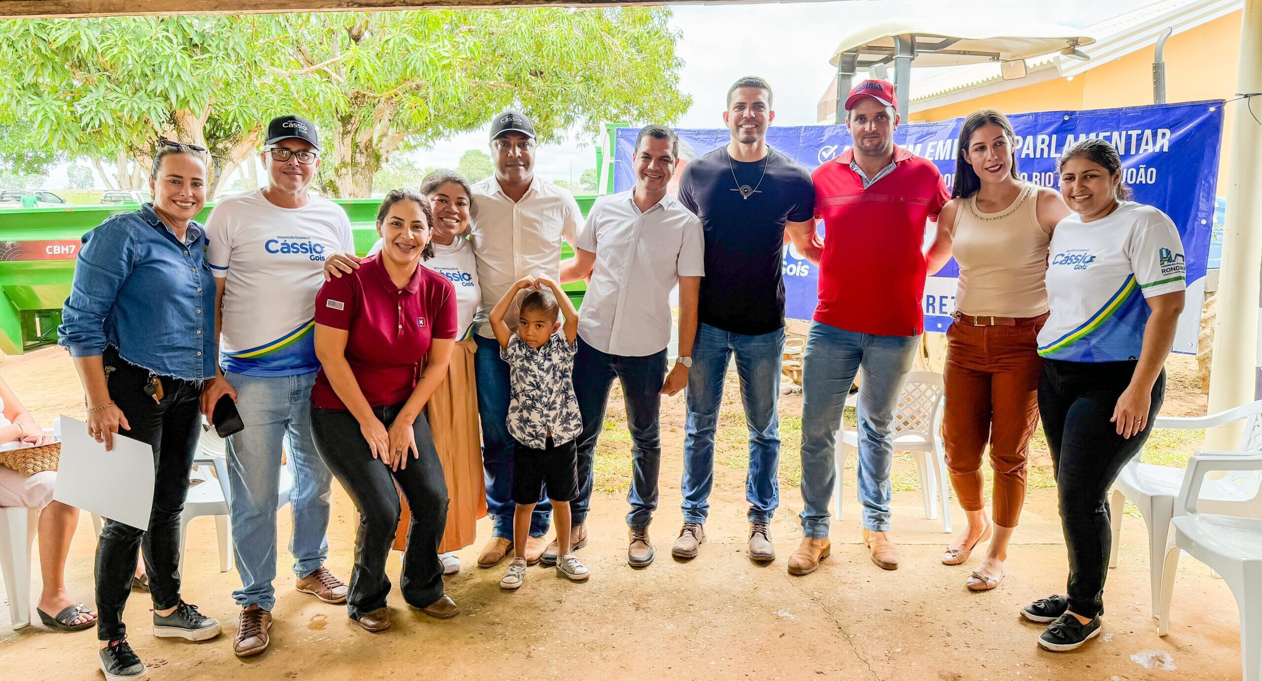 Deputado Cássio Gois entrega carreta basculante à comunidade de Primavera de Rondônia