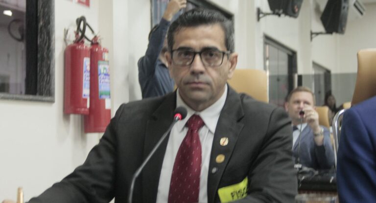 Vereadores denunciam perseguição a diretores de escola e pedem exoneração de secretário adjunto da SEMED